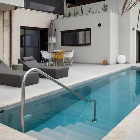 Orama Luxury 3 Bedrooms With Private Pool Villa *
